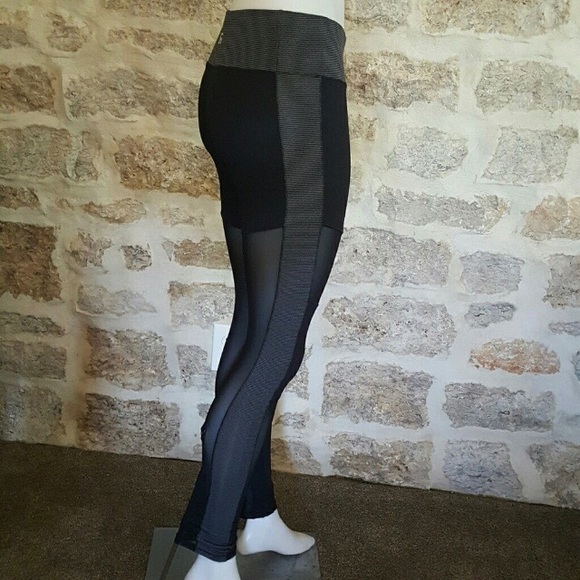 Small Mesh Panel Legging - Picture 4 of 8